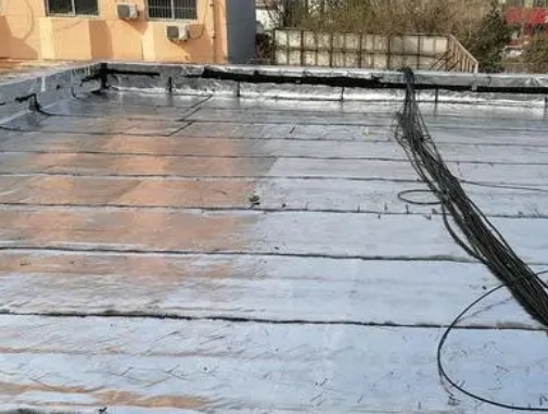 余庆卫生间漏水维修公司分享下余庆屋面楼顶防水刚性防水层施工要点。